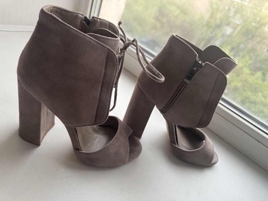 Необычные босоножки