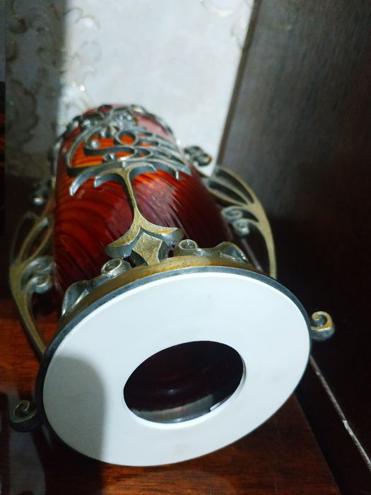 Винтажная рубиновая ваза в металлической оправе.