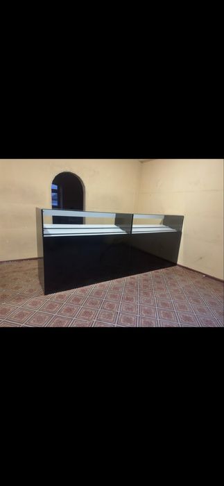 Telefon va aksesuarlar qo’yish uchun Stol prilafka