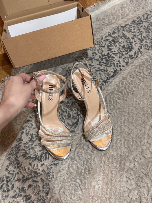 Элегантные и нежные босоножки.