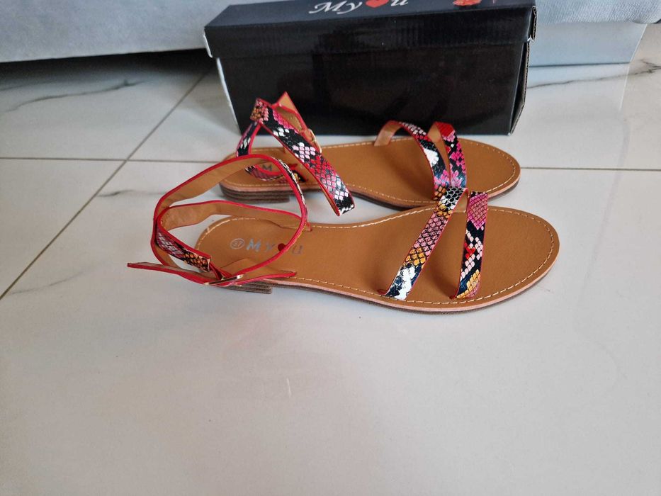 Sandale Piele ecologica, Noi