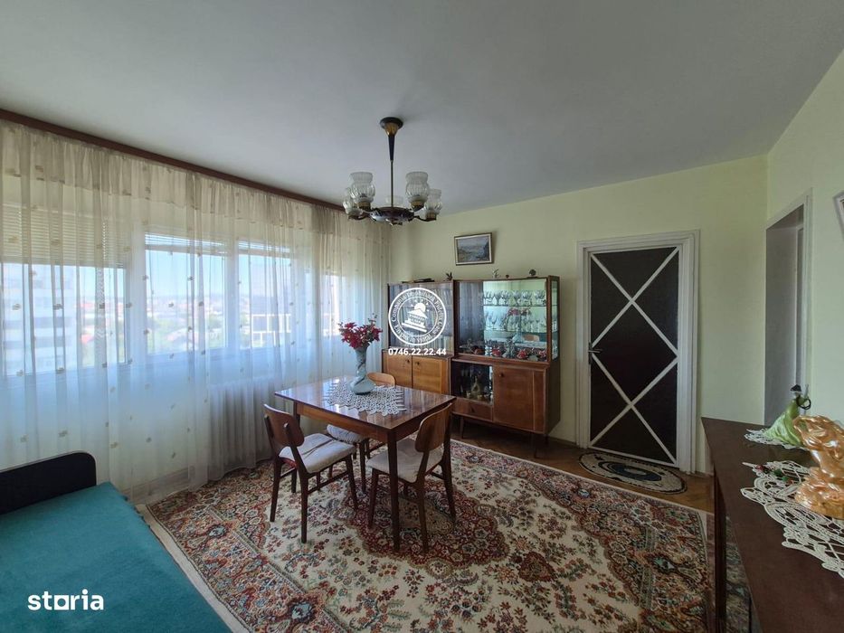 Apartamen 3 camere de vanzare, semidecomandat, etaj intermediar - Podu