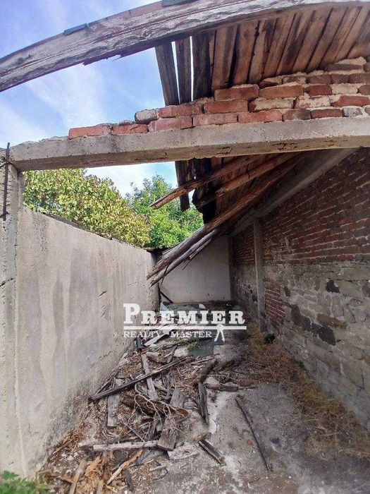 Къща с голям потенциал в село Загорци,