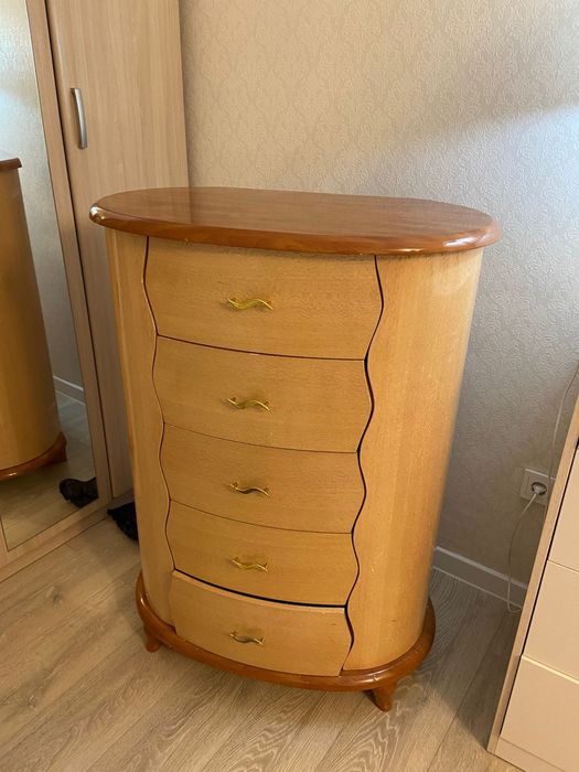 Продаю тумбу и 2 тумбочки