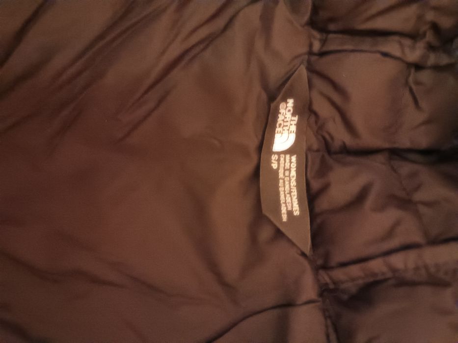 Тънко яке на марка the north Fese