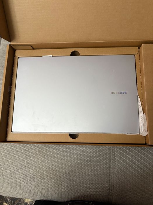 Vând leptop Samsung galaxy book 4