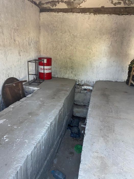Гараж возле ресторана Рояль Роуз