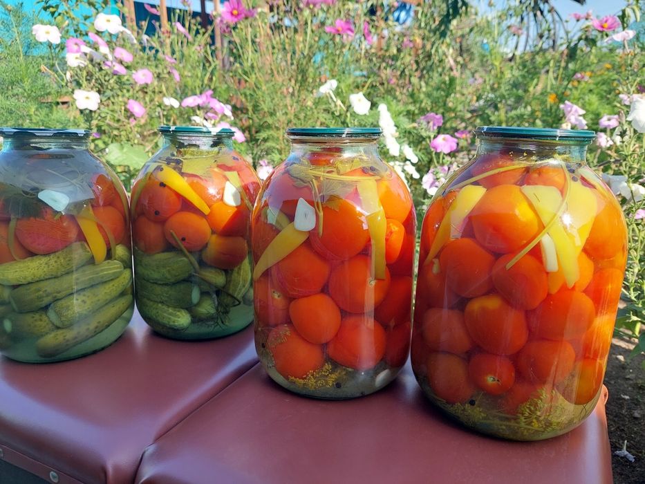 Продам солёные огурцы, помидоры, ассорти