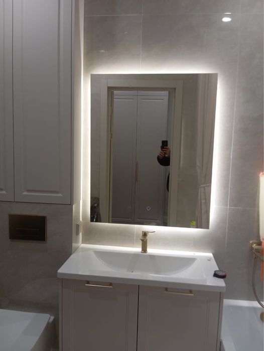 Зеркала с рамками и подсветкой