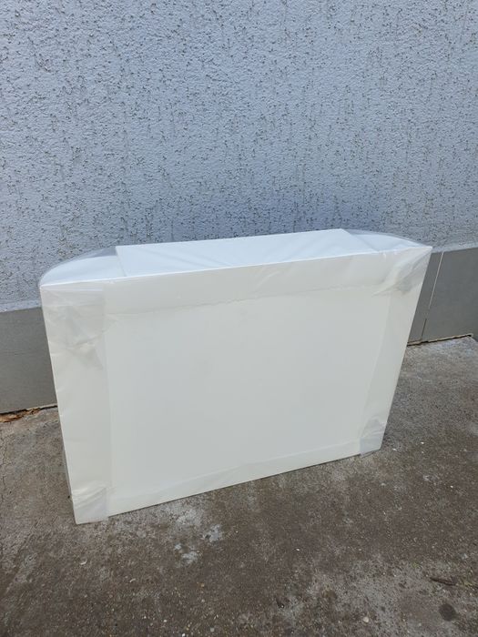 Чисто ново шкафче за баня