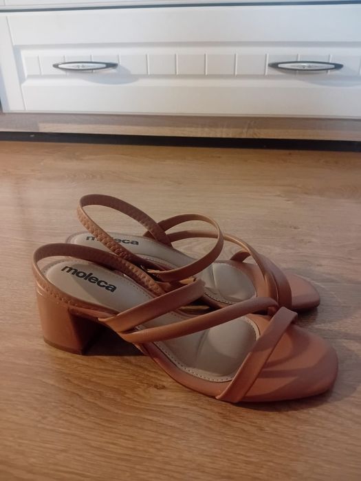 Босоножки бренда Moleca