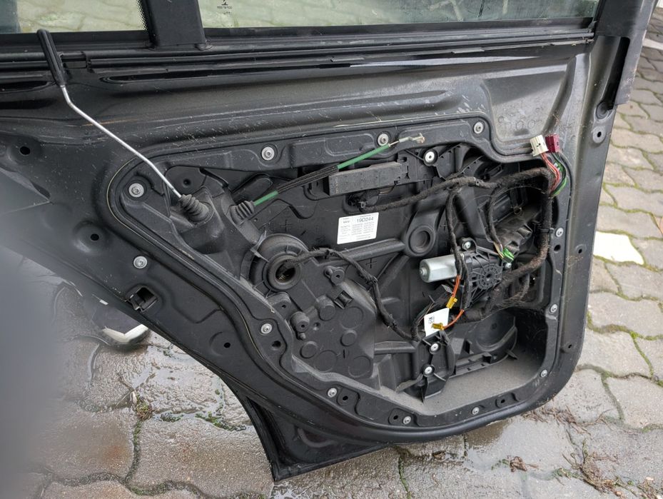 Задна лява врата Мерцедес ц класа w205 оборудвана