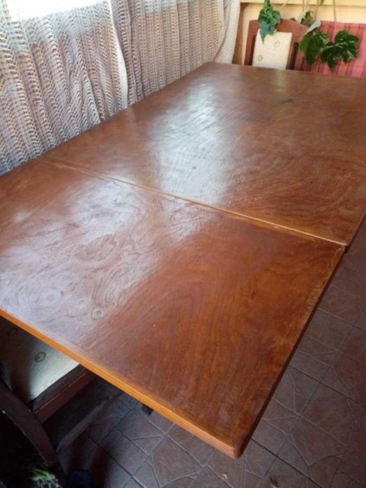 2 бр. масивни старинни маси и 4 бр. старинни столове