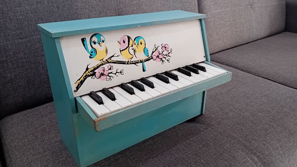 Старо детско пиано от дърво