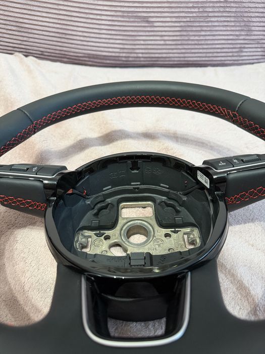 Volan tapitat cu piele neteda si cusatura rosie Audi A6 ,A4,A7,Q7,Q5 2014+