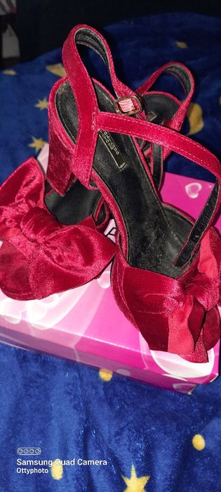 Sandale cu toc inalt