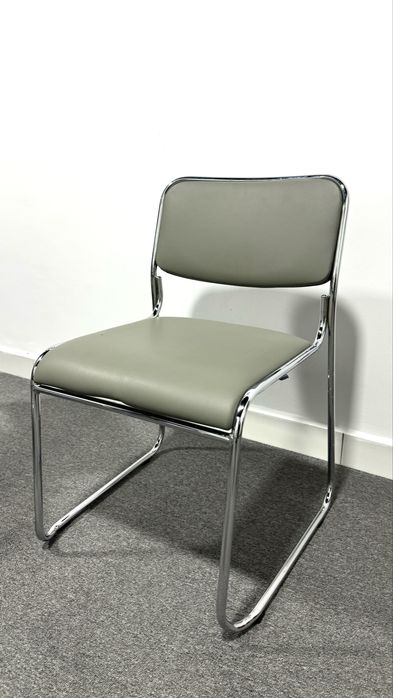 Продаются стильные и удобные офисные стулья.