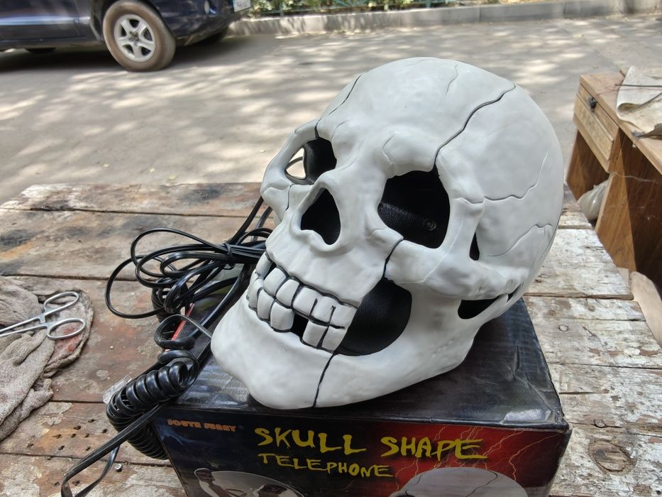 Телефон в форме  черепа
