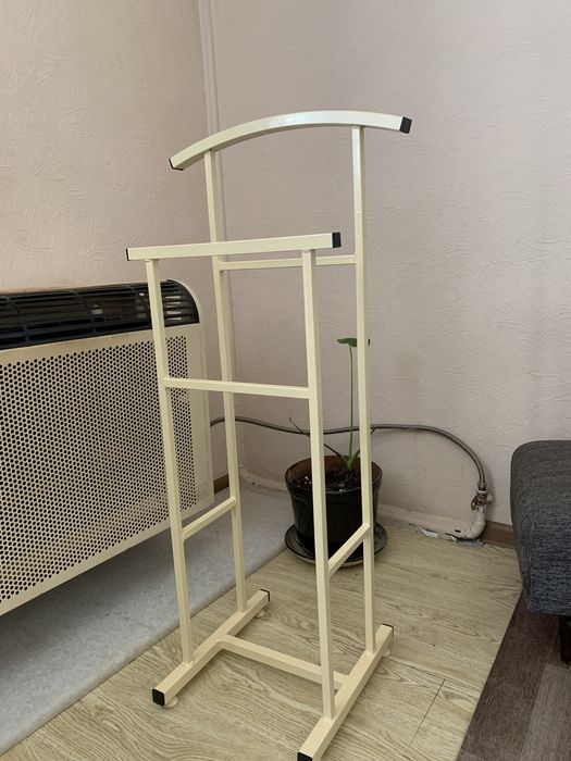 Напольная вешалка для пиджаков и подлакотник для унитаза.