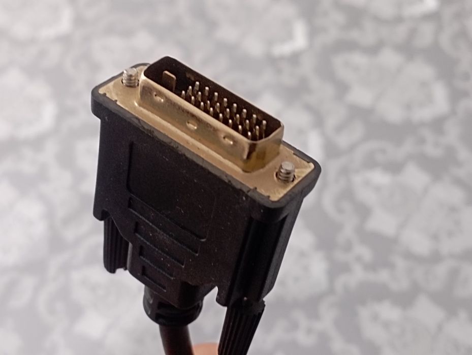 Кабель DisplayPort.