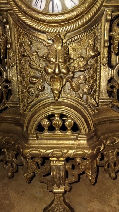 Старинен часовник с два свещника, много красива изработка!