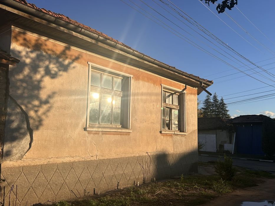Продавам къща с двор