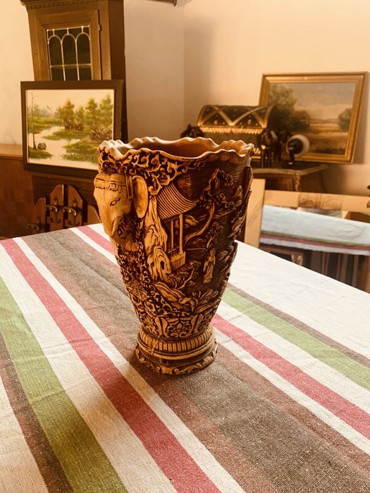 Декоративна ориенталска ваза с релеф – 90-те години
