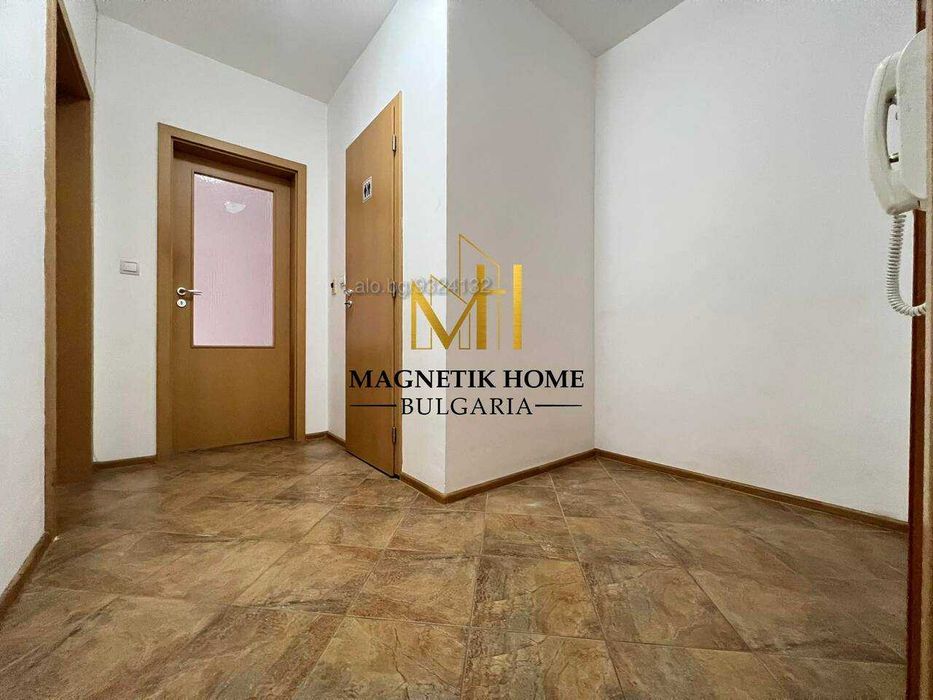 НЕОБЗАВЕДЕН тристаен имот с гараж след освежаване в ж.к. Възраждане