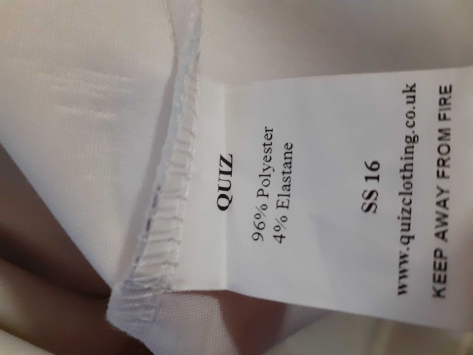 Rochie mulată, conică, cu imprimeu floral și plasă