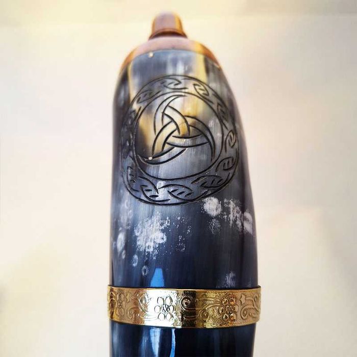 Барутница, барутник от естествен рог на бик с бронзов обков