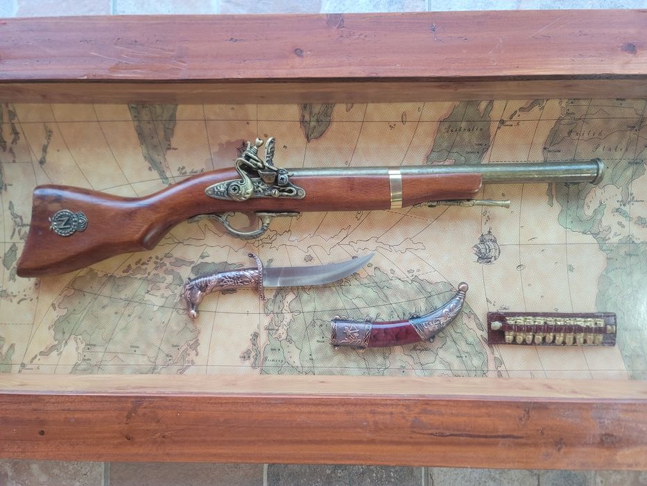 Tablou tip panoplie cu pusca decorativa - dimensiune 90x40 cm