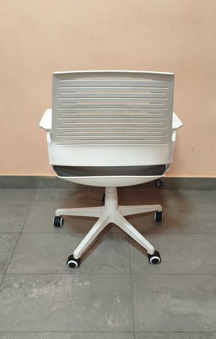 Стол въртящ регулируем БЯЛ