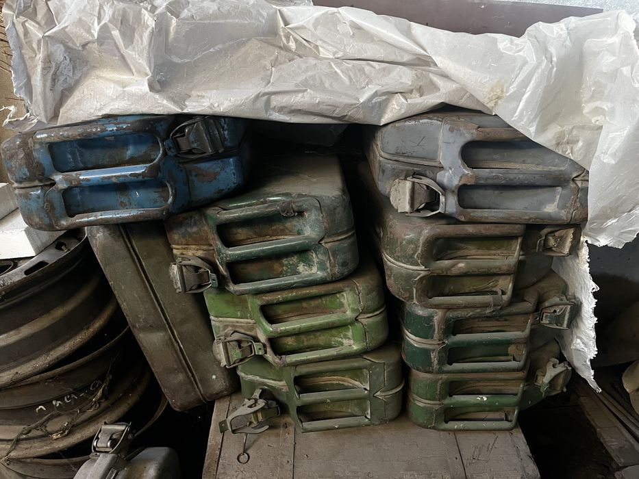 Продам канистры 20л