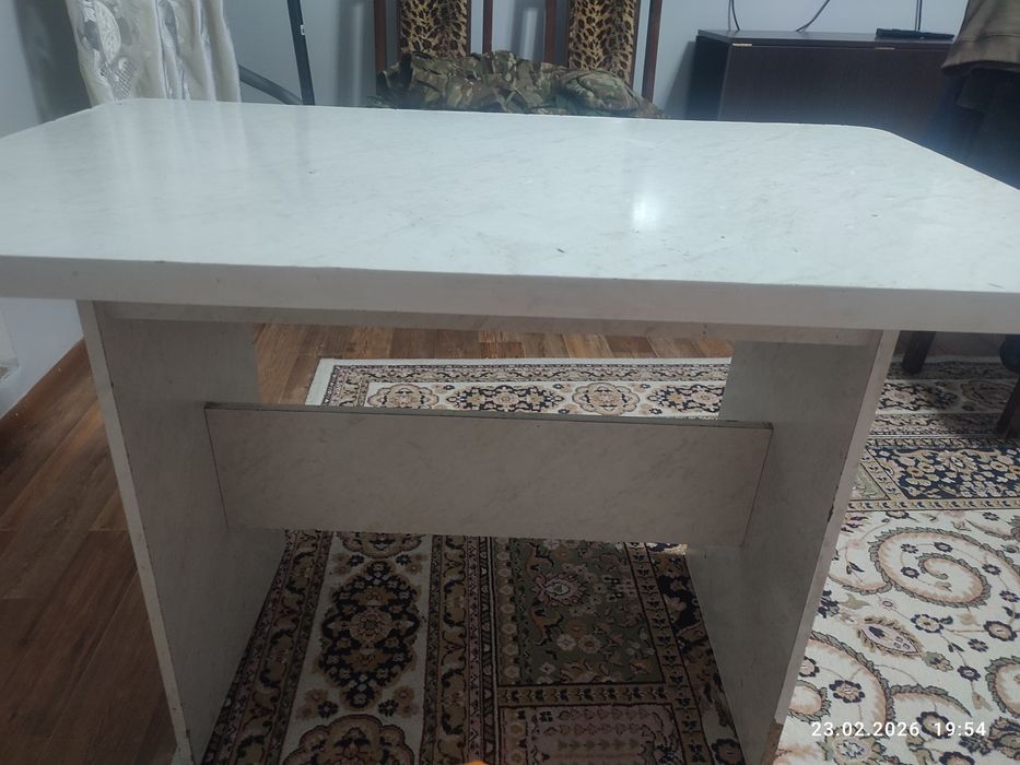 Стол кухонный белый