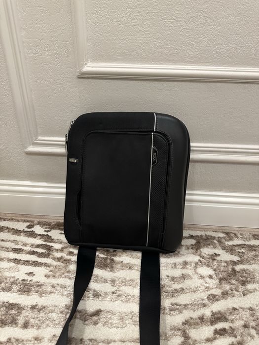 Продается сумка месенджер Tumi