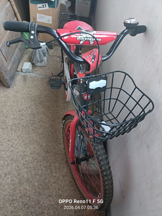 Детский красный велосипед