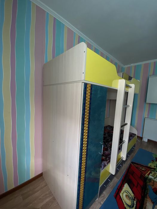 Продается детский кровать двухэтажный с шкафом