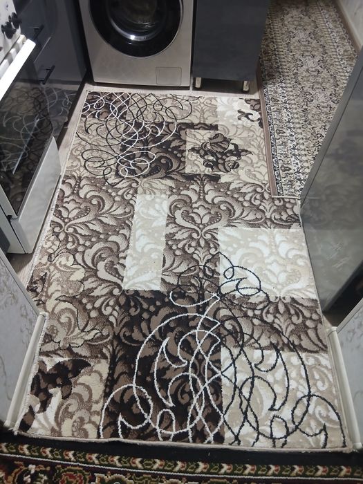 Srochna gilam sotiladi