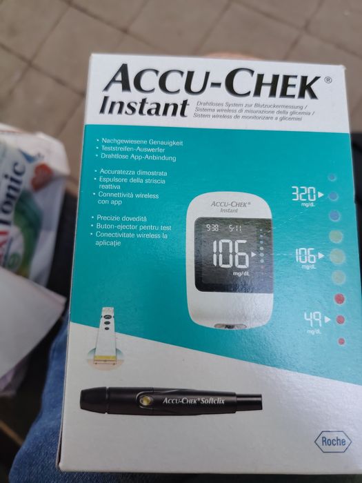 Vând glucometru accu-chek nou plus 100 de    teste