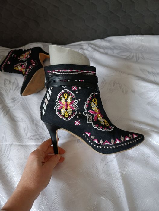 Cizme elegante cu broderie Tradițională