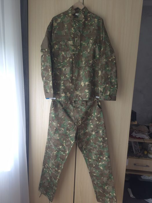 De vinzare  costum de camuflaj  de armată
