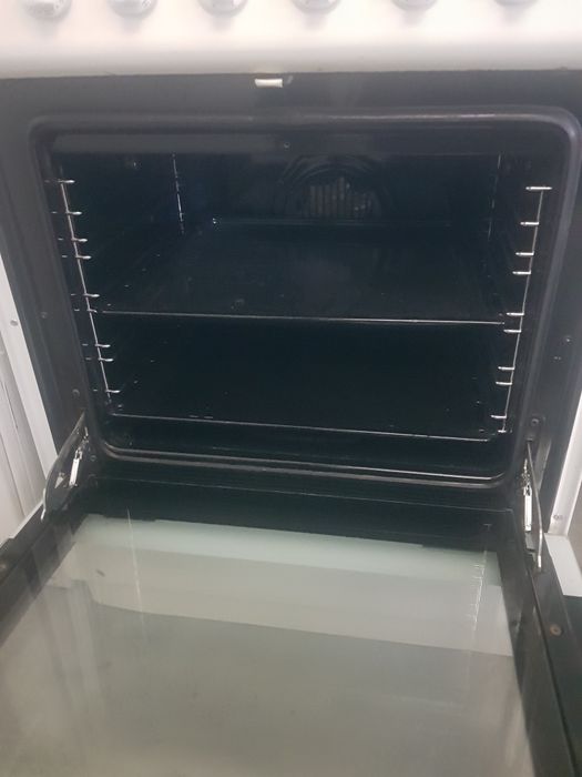 Свободно стояща печка с керамични котлони