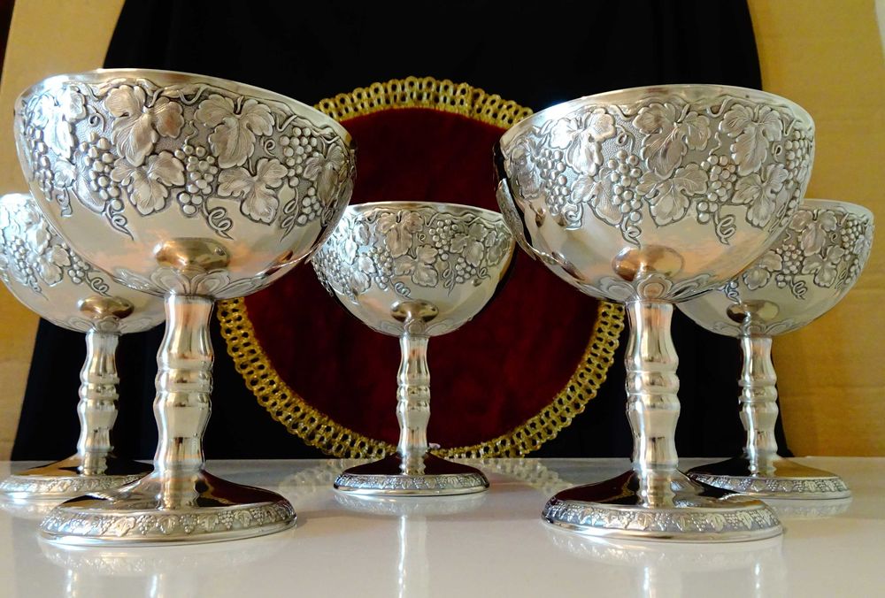 Посребрена медна чаша за вино,бокал,лози,грозде.