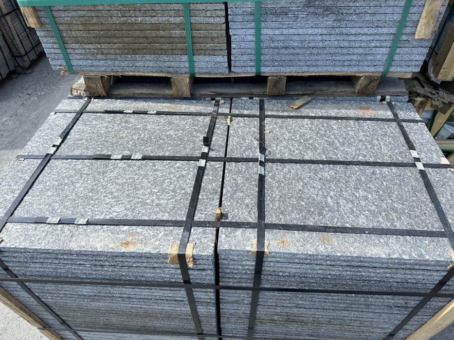 Травертин , гранит .