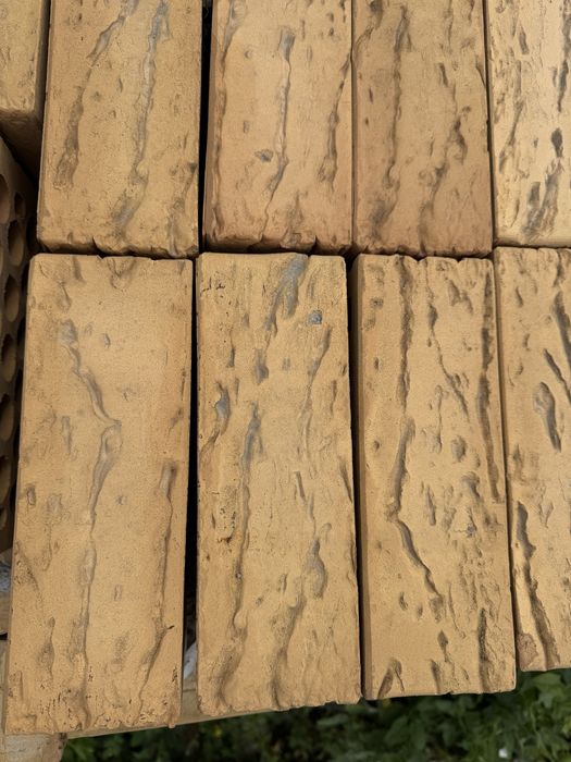 Кирпичь облицовочный, проуторный.