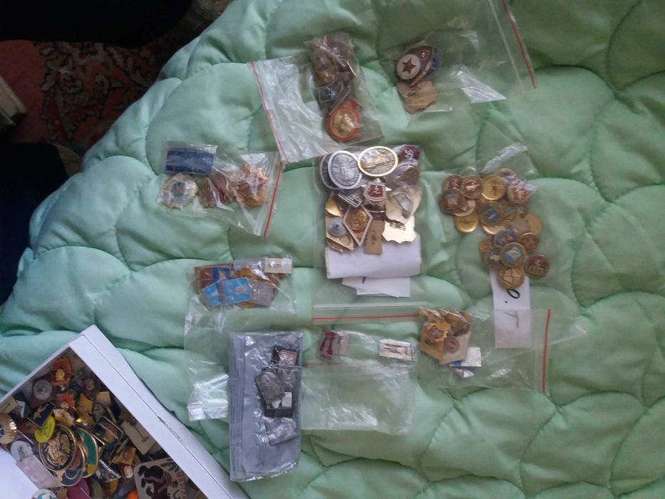 Значки продам  много