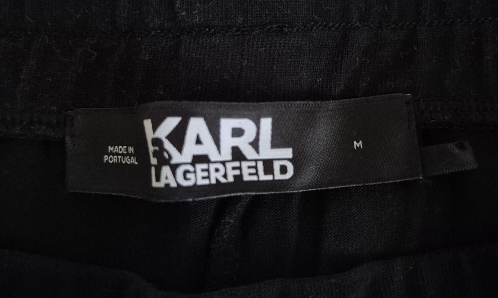 Vând pantaloni scurți Karl Lagerfeld