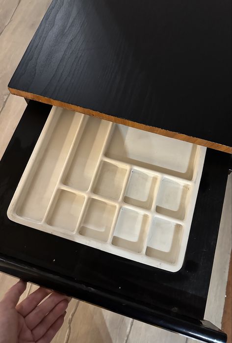 Малко шкафче с колелца