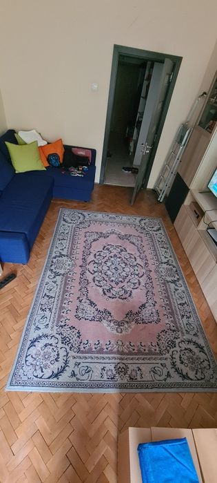 Къси плътни  пердета и килим