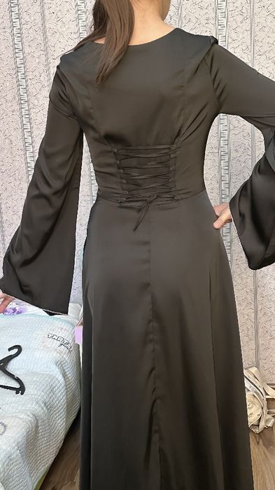 Черное атласное платье